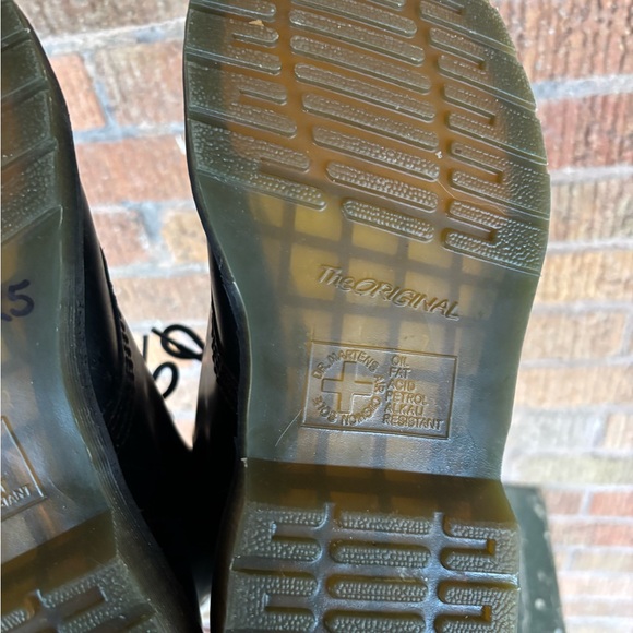 Dr. Martens 1460 Originals 8-Eye, Unisex, Black Leather Size 9 Womens EU 41 - Picture 8 of 10